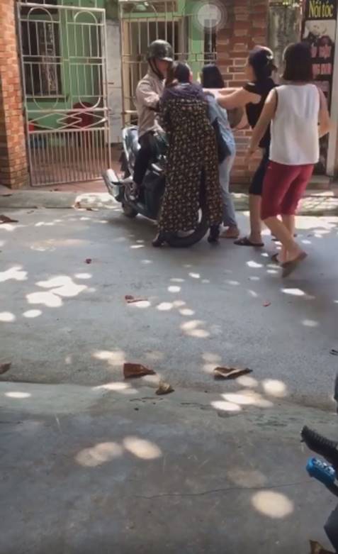 Xôn xao cảnh vợ bắt quả tang chồng ngoại tình còn bị tình địch đánh ghen ngược đến mức vỡ đầu phải kêu cứu-3