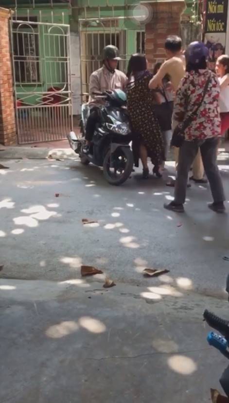 Xôn xao cảnh vợ bắt quả tang chồng ngoại tình còn bị tình địch đánh ghen ngược đến mức vỡ đầu phải kêu cứu-4