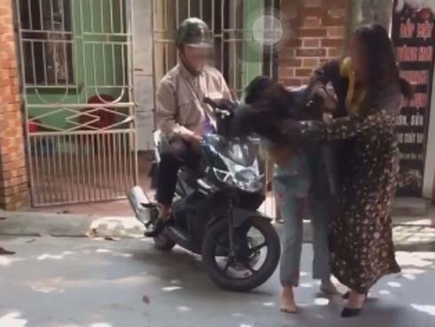 Xôn xao cảnh người phụ nữ bị nhóm người đánh ghen, cắt tóc, lột sạch đồ ngay giữa đường-8