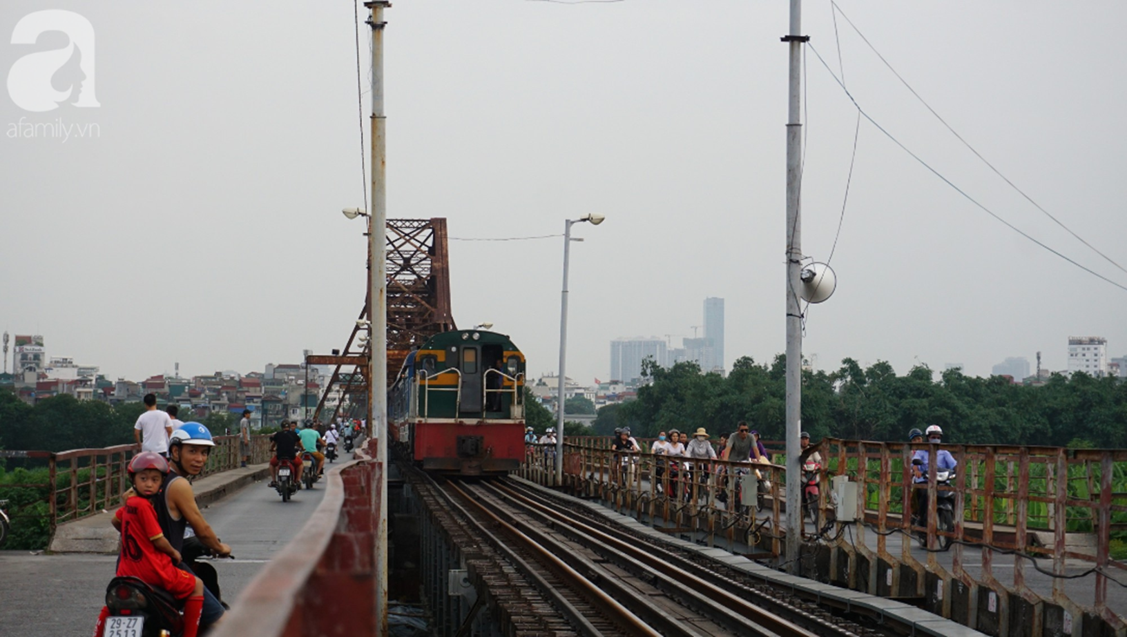 Hà Nội: Vứt tàn thuốc gây cháy dầm gỗ cầu Long Biên, nhóm nam thanh nữ tú vẫn vô tư chụp ảnh sống ảo trên đường ray-1