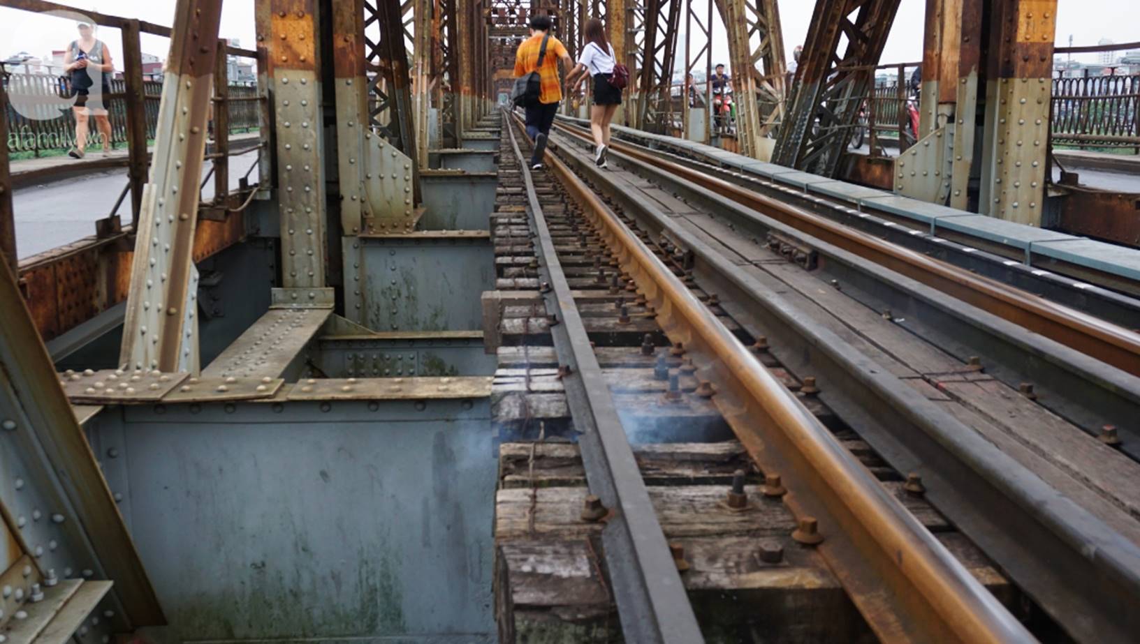 Hà Nội: Vứt tàn thuốc gây cháy dầm gỗ cầu Long Biên, nhóm nam thanh nữ tú vẫn vô tư chụp ảnh sống ảo trên đường ray-7