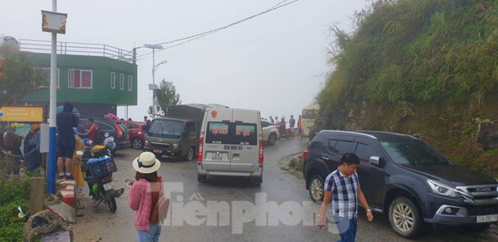 Du khách chen chân check in ở Panorama Mã Pí Lèng giữa ồn ào sai phạm-3