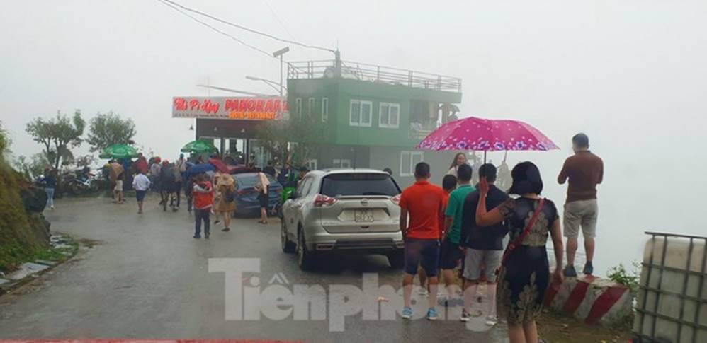 Du khách chen chân check in ở Panorama Mã Pí Lèng giữa ồn ào sai phạm-4