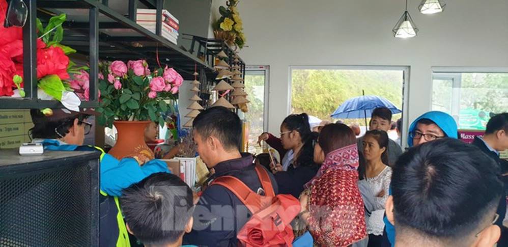 Du khách chen chân check in ở Panorama Mã Pí Lèng giữa ồn ào sai phạm-6