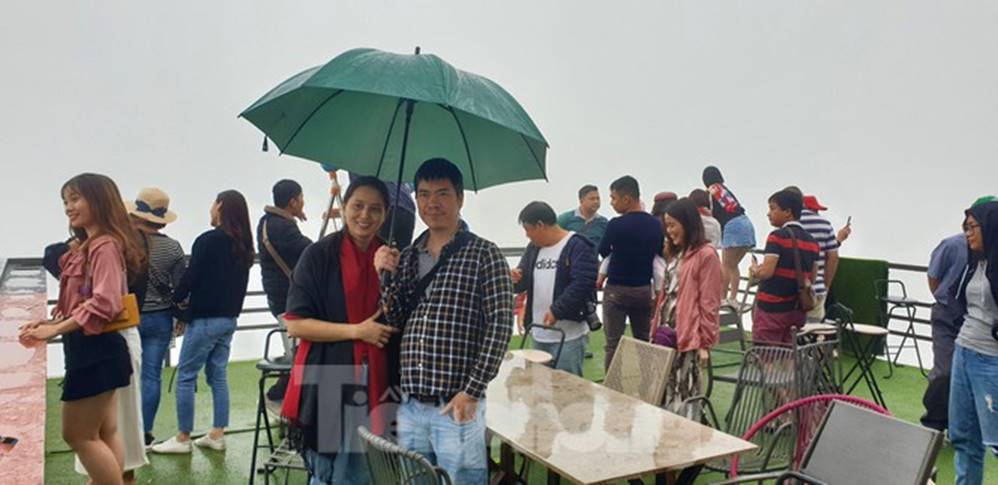 Du khách chen chân check in ở Panorama Mã Pí Lèng giữa ồn ào sai phạm-7