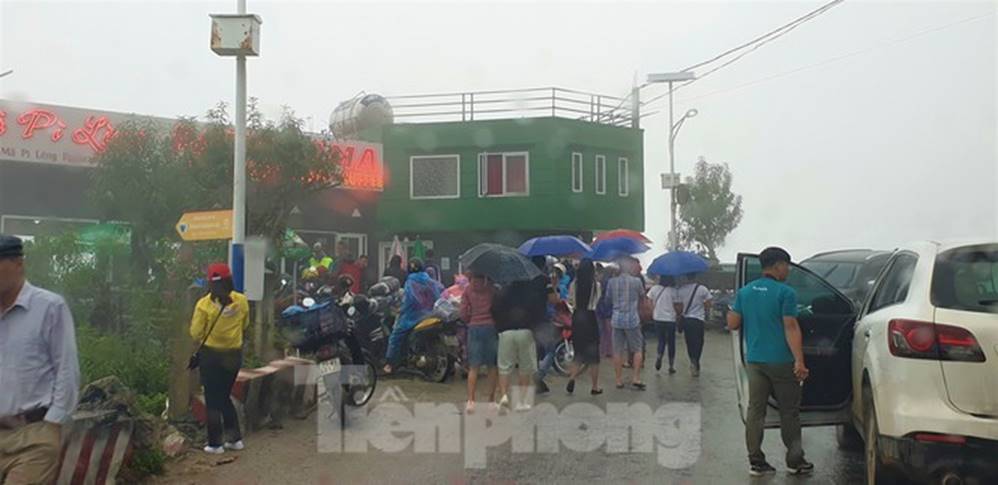 Du khách chen chân check in ở Panorama Mã Pí Lèng giữa ồn ào sai phạm-8