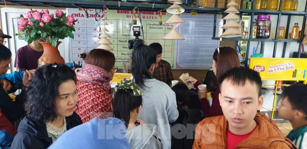 Du khách chen chân check in ở Panorama Mã Pí Lèng giữa ồn ào sai phạm-9