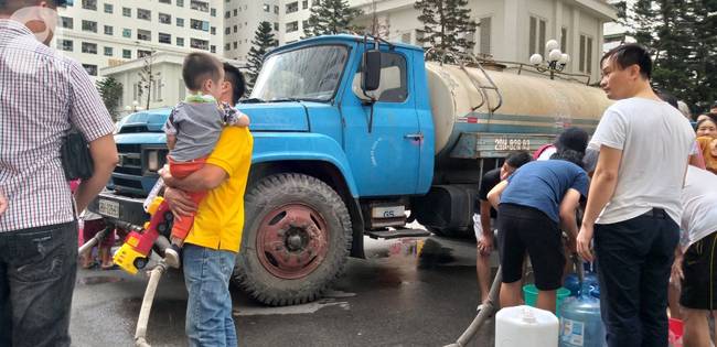 Cư dân HH Linh Đàm xếp hàng nhận từng xô nước sạch, mòn mỏi chờ đợi kết quả xét nghiệm khi nước có mùi lạ-2