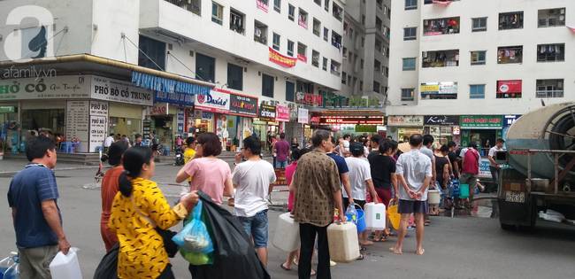 Cư dân HH Linh Đàm xếp hàng nhận từng xô nước sạch, mòn mỏi chờ đợi kết quả xét nghiệm khi nước có mùi lạ-3