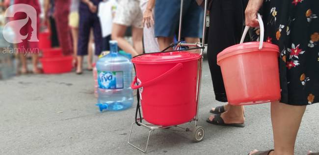 Cư dân HH Linh Đàm xếp hàng nhận từng xô nước sạch, mòn mỏi chờ đợi kết quả xét nghiệm khi nước có mùi lạ-7