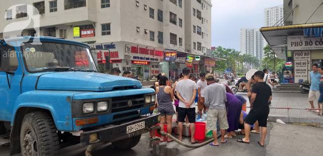 Cư dân HH Linh Đàm xếp hàng nhận từng xô nước sạch, mòn mỏi chờ đợi kết quả xét nghiệm khi nước có mùi lạ-17