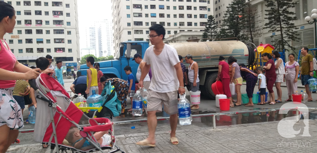 Cư dân HH Linh Đàm xếp hàng nhận từng xô nước sạch, mòn mỏi chờ đợi kết quả xét nghiệm khi nước có mùi lạ-13