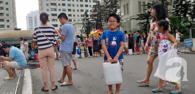 Cư dân HH Linh Đàm xếp hàng nhận từng xô nước sạch, mòn mỏi chờ đợi kết quả xét nghiệm khi nước có mùi lạ-12