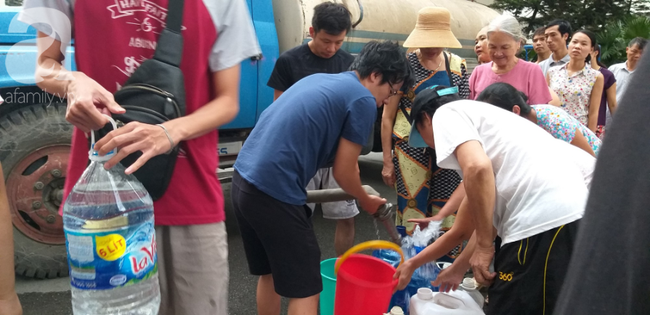 Cư dân HH Linh Đàm xếp hàng nhận từng xô nước sạch, mòn mỏi chờ đợi kết quả xét nghiệm khi nước có mùi lạ-10