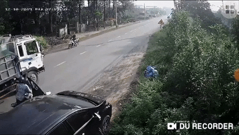 Clip thót tim: Mở cửa ô tô thiếu quan sát đụng trúng xe máy, 2 người đàn ông bị hất tung, suýt chui vào gầm xe tải-1