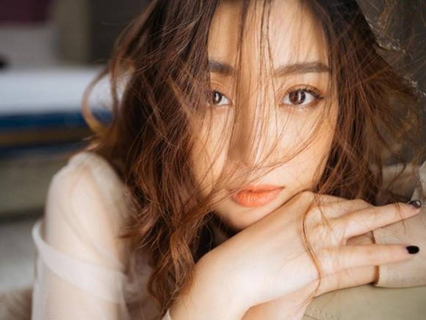 Hoa hậu Mỹ Linh mừng tuổi mới bằng bộ ảnh sương sương, mắt đen môi trầm dịu ngọt-1