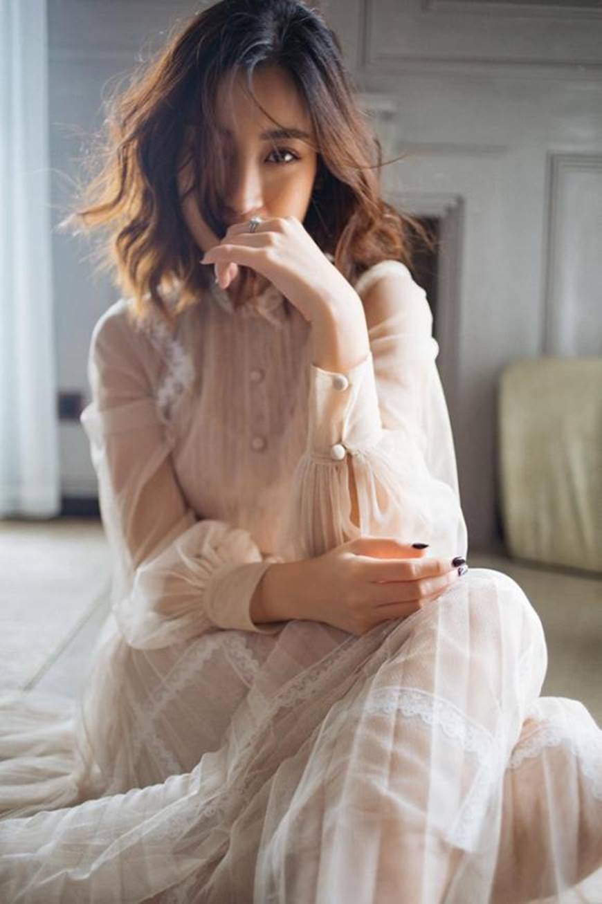 Hoa hậu Mỹ Linh mừng tuổi mới bằng bộ ảnh sương sương, mắt đen môi trầm dịu ngọt-5