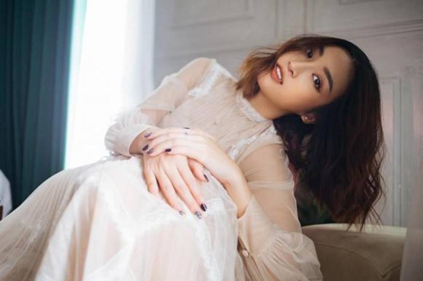 Hoa hậu Mỹ Linh mừng tuổi mới bằng bộ ảnh sương sương, mắt đen môi trầm dịu ngọt-7