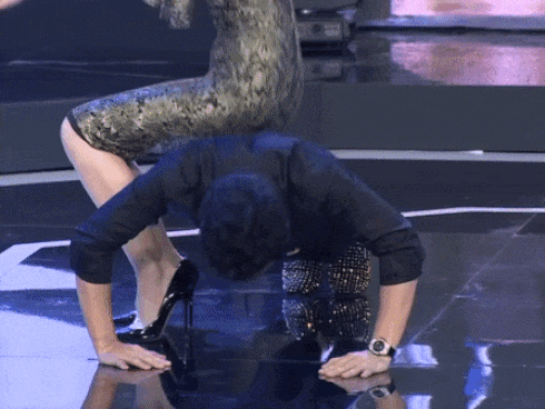 Trấn Thành ngã xuống sàn sân khấu khi bị Hari Won ngồi lên lưng