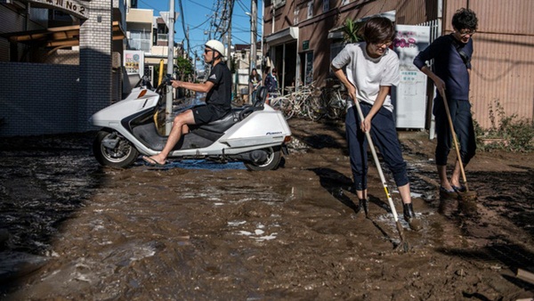 Người Nhật Bản, từ già đến trẻ không ai than khóc với thảm họa Hagibis, âm thầm vực dậy sau nỗi đau khiến ai cũng phải ngả mũ-8