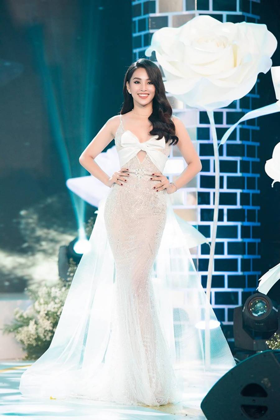 Tiểu Vy, Phương Nga, Thúy An đọ sắc với váy cắt xẻ táo bạo và gợi cảm-5