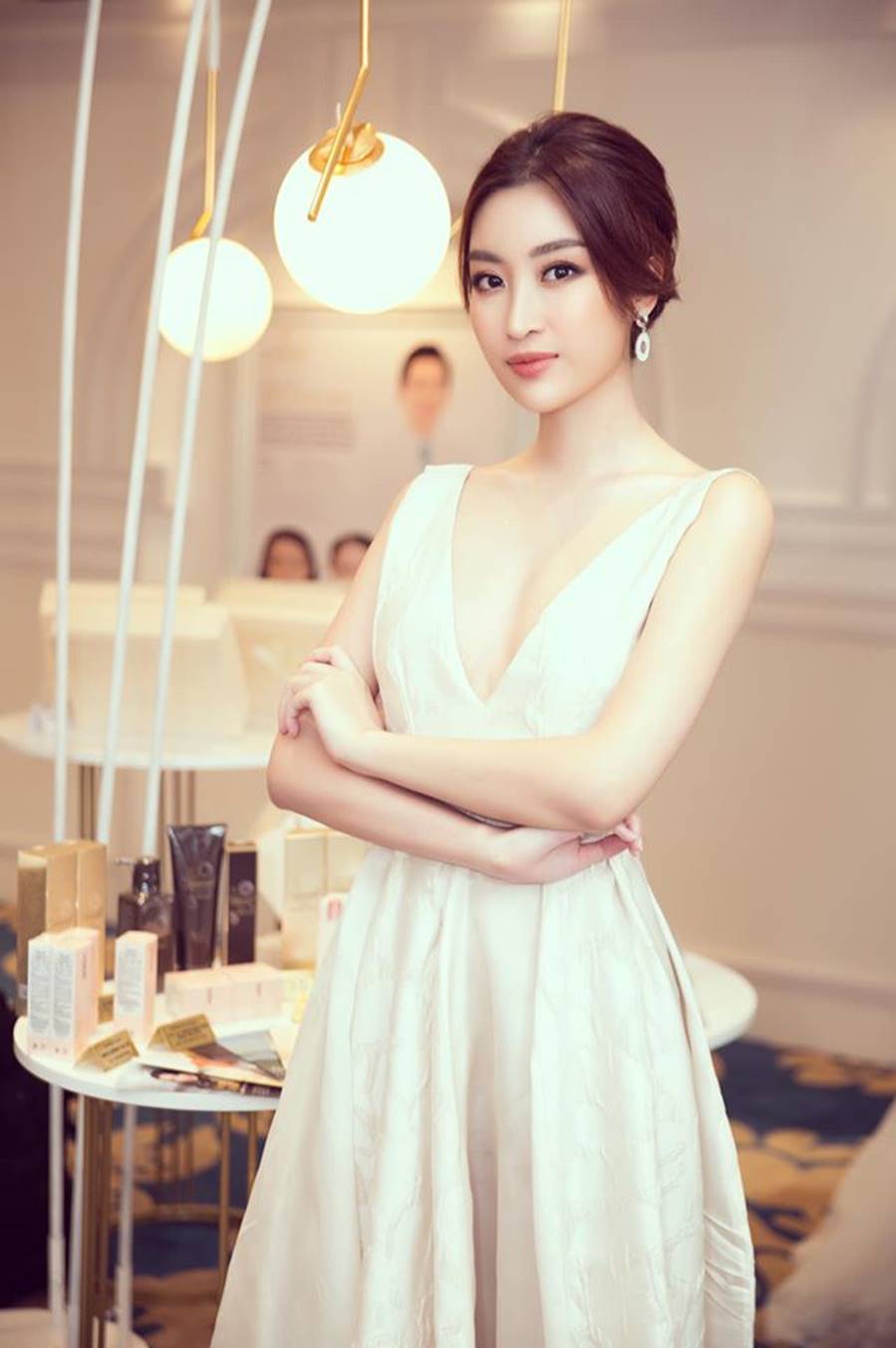 Tiểu Vy, Phương Nga, Thúy An đọ sắc với váy cắt xẻ táo bạo và gợi cảm-10