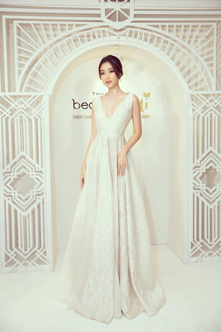 Tiểu Vy, Phương Nga, Thúy An đọ sắc với váy cắt xẻ táo bạo và gợi cảm-8