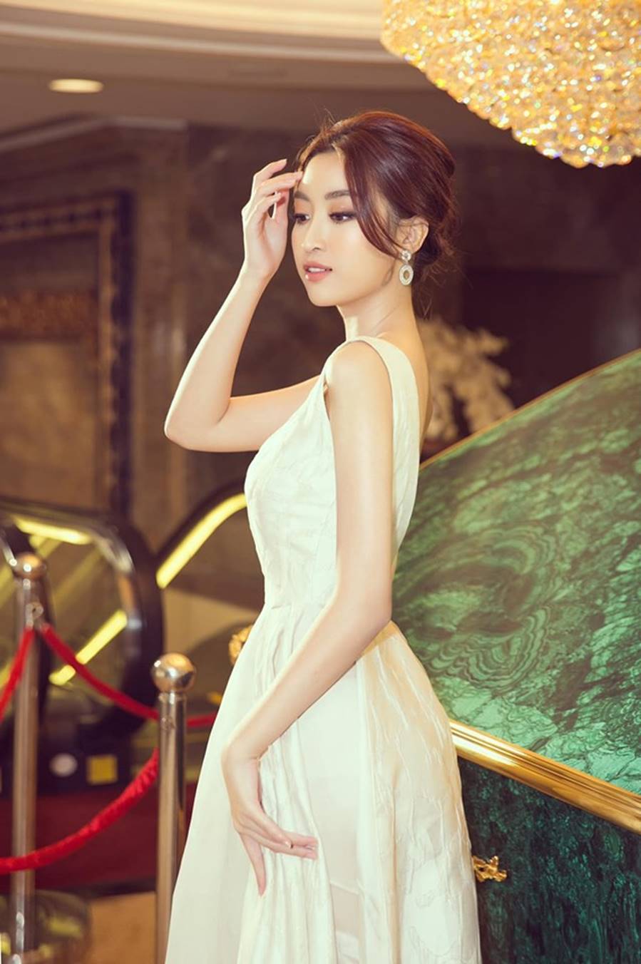 Tiểu Vy, Phương Nga, Thúy An đọ sắc với váy cắt xẻ táo bạo và gợi cảm-9