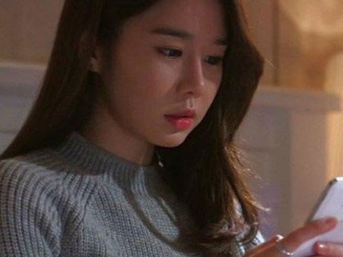 Đang đi “công tác” với sếp già, tin nhắn từ người chồng khiến vợ choáng váng