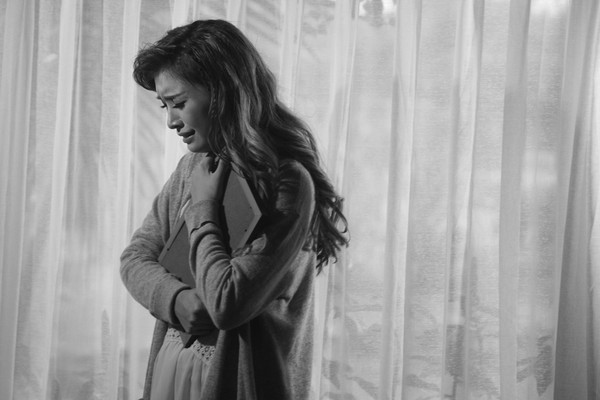 Về nhà lấy tập tài liệu để quên, tôi hoảng hốt gặp vợ nằm ngã gục ở chân cầu thang, biết nguyên nhân tôi thấy mình ngu dốt vô cùng-1