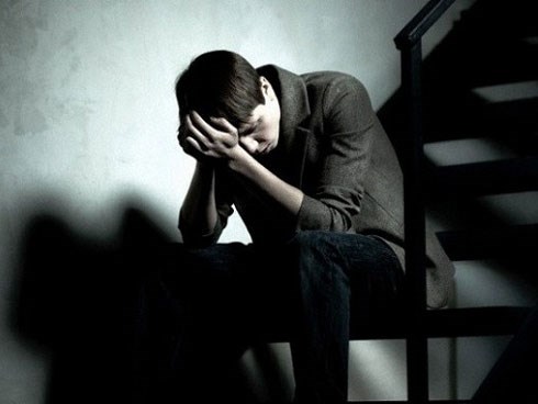 Về nhà lấy tập tài liệu để quên, tôi hoảng hốt gặp vợ nằm ngã gục ở chân cầu thang, biết nguyên nhân tôi thấy mình ngu dốt vô cùng