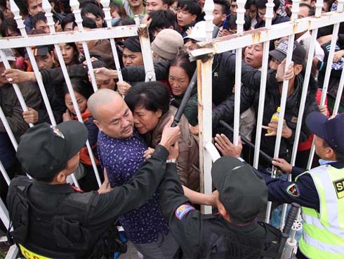 Vì chen hàng, một cô gái bị đánh bầm dập, cộng đồng mạng biết chuyện lại phẫn nộ chỉ trích đám đông vô cảm chỉ biết ngồi nhìn-7