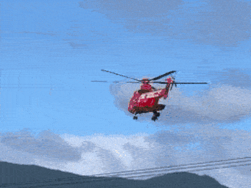 Bé trai 6 tuổi ngã từ tầng 28 tử vong tại chỗ, cảnh tượng thi thể nằm giữa bãi đậu xe và chiếc ghế ở ban công gây xót xa-4