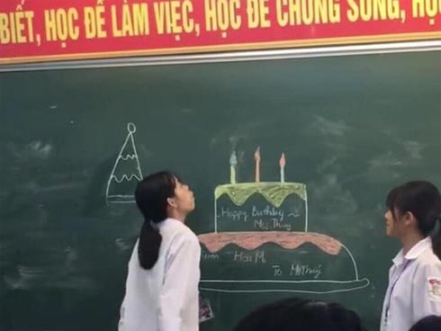 Bật cười trước cách mừng sinh nhật của học sinh: Kinh tế eo hẹp nên chỉ cần lớp có tâm vẽ là vẽ được bữa tiệc hoành tráng