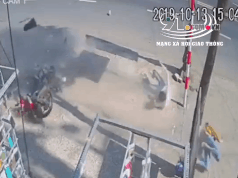 CLIP: Xe máy văng mạnh như bay, nam thanh niên cầm lái đập trúng cột biển báo