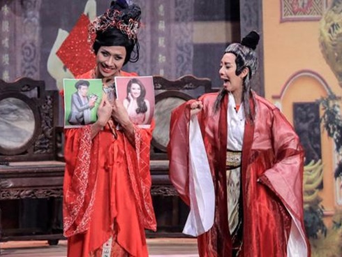 Sơn Tùng M-TP, Hồ Ngọc Hà và các sao Việt bị fan cuồng sàm sỡ-1