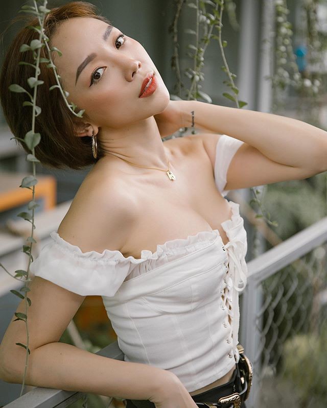 Sở hữu chiều cao, vóc dáng lý tưởng nhưng Tóc Tiên vẫn nhỏ bé lọt thỏm thế này khi đứng cạnh bố và hai em trai-2