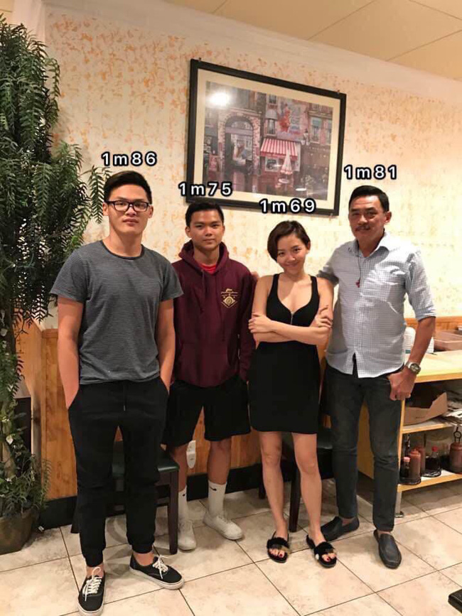 Sở hữu chiều cao, vóc dáng lý tưởng nhưng Tóc Tiên vẫn nhỏ bé lọt thỏm thế này khi đứng cạnh bố và hai em trai-1