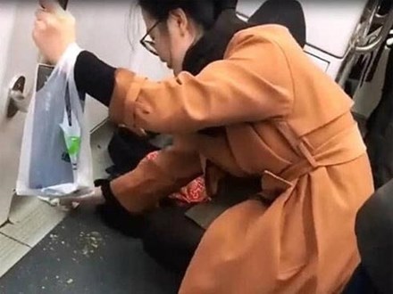Con ăn bánh mì bị rơi vụn ra sàn tàu điện ngầm, cách bà mẹ xử lý khiến nhiều người phải trầm trồ khen ngợi