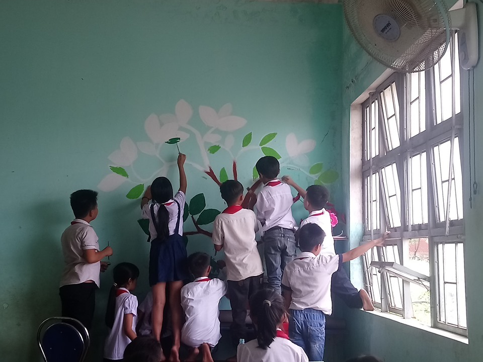 Nhiều giáo viên quên xỏ chân vào đôi giày của học sinh”-1