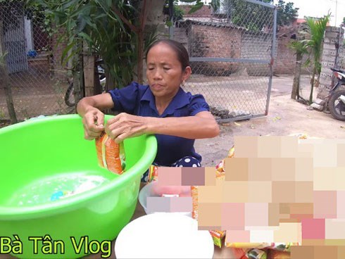 Bà Tân Vlog lại bị tố gian dối, đến mức khán giả gửi cả tâm thư chỉ trích cách nấu món cháo cho trẻ em theo cách chẳng giống ai