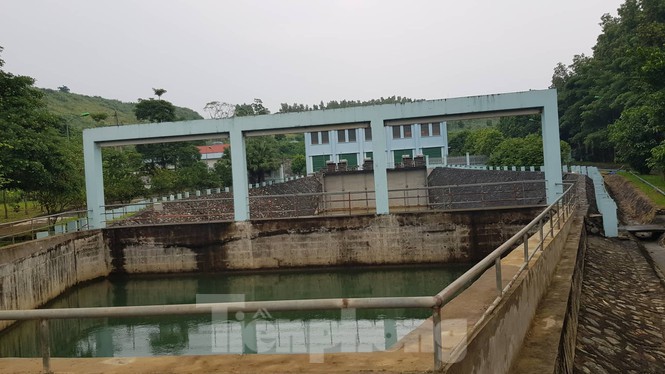 Vạn dân Hà Nội khốn khổ vì nước có mùi lạ: Chất bẩn từ đầu nguồn nước sông Đà?-4