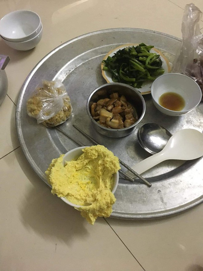 Vợ đảm làm món trứng hấp trong nồi chờ chồng về thưởng thức, ai ngờ chồng buông đũa bát lại trở thành đề tài để dân mạng tranh luận-2