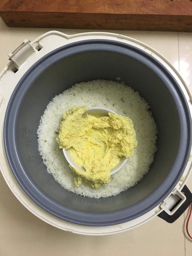 Vợ đảm làm món trứng hấp trong nồi chờ chồng về thưởng thức, ai ngờ chồng buông đũa bát lại trở thành đề tài để dân mạng tranh luận-1