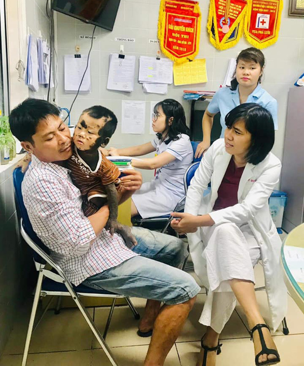 Cuốn sổ ‘tạ ơn đời’ đặc biệt của ông bố địu con đi khám bệnh sau khi vợ qua đời-1