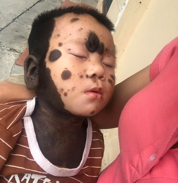 Cuốn sổ ‘tạ ơn đời’ đặc biệt của ông bố địu con đi khám bệnh sau khi vợ qua đời-3