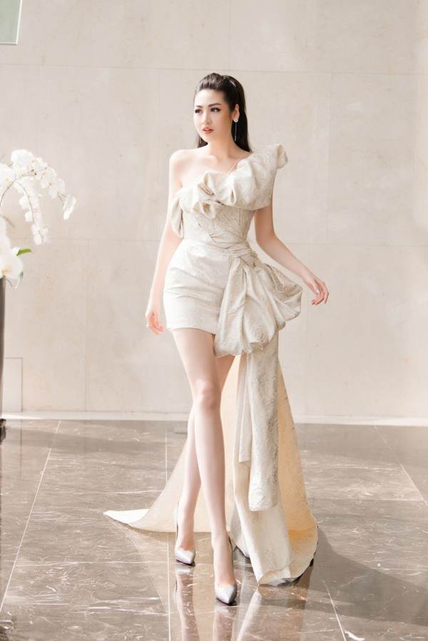 Á hậu Tú Anh khoe chân dài gợi cảm với bộ váy thiết kế lạ mắt-1