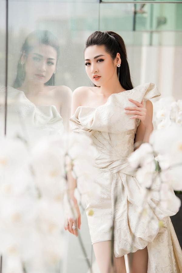 Á hậu Tú Anh khoe chân dài gợi cảm với bộ váy thiết kế lạ mắt-2