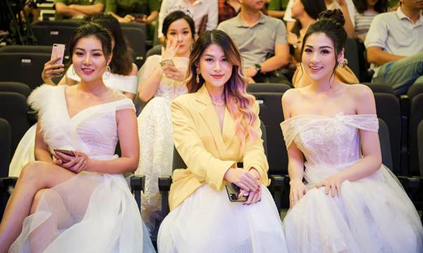 Á hậu Tú Anh khoe chân dài gợi cảm với bộ váy thiết kế lạ mắt-10