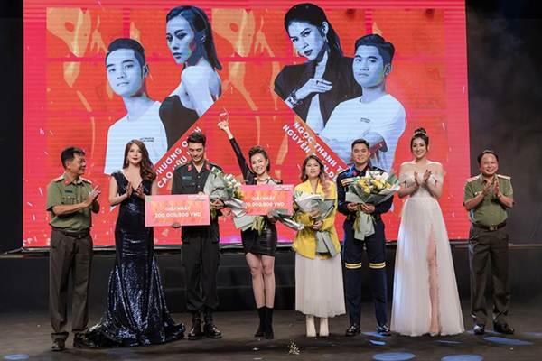 Á hậu Tú Anh khoe chân dài gợi cảm với bộ váy thiết kế lạ mắt-11